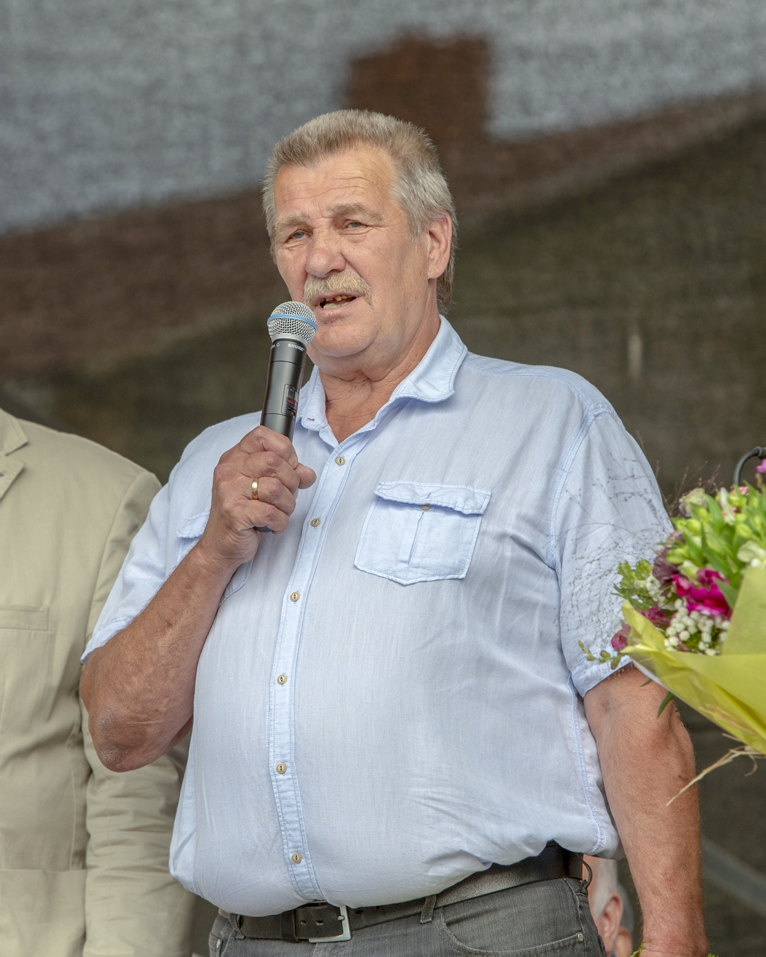 Linnapea vapimärk omistati Raivo Jeenasele ligi viie aastakümne pikkuse hindamatu panuse eest Võru võrkpalli arengusse. FOTO: Aigar Nagel