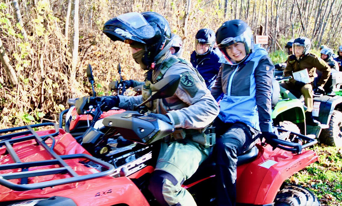 President Kersti Kaljulaidi viis ATVga piirimärgi juurest üles mäkke piirivalve kiirreageerija R., kelle nimi ei ole avalikustatav. FOTOD: Kalev Annom