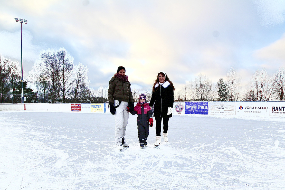 Kolm põlvkonda üheskoos pühapäeval, 26. detsembril Rõuge jääväljakul ilusat ilma ja korralikku jääd nautimas.