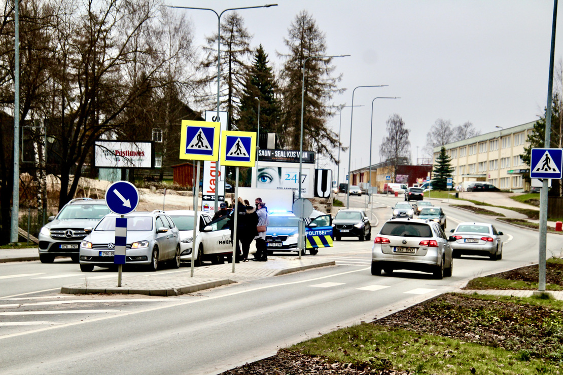Kolmikavarii Võrus Räpina maanteel Koreli silla juures, kus pärast keskpäeva sõitis ülekäiguraja ees peatunud Volkswagenile otsa Läti numbriga Hyundai, millele omakorda sõitis otsa Volvo. Fotod: KALEV ANNOM