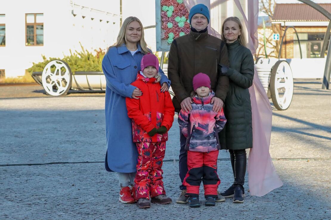 Fotol Võru maakonna aasta isa 2021 Mihkel Matsin koos perega, pildistas Birgit Pettai.