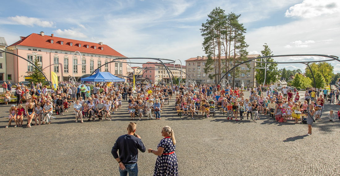 Kontsert „Suvesumin ja suvi kestab veel” pakkus publikule oma vaheldusrikka kavaga laule nii noorte kooliõpilaste kui ka Stefani esituses. Tantsulise poole eest kandis hoolt JJ-Street. Foto AIGAR NAGEL