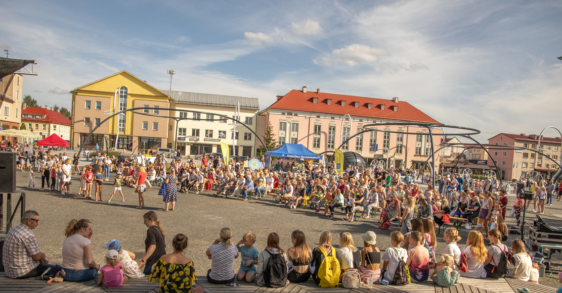 Kontsert „Suvesumin ja suvi kestab veel” pakkus publikule oma vaheldusrikka kavaga laule nii noorte kooliõpilaste kui ka Stefani esituses. Tantsulise poole eest kandis hoolt JJ-Street. Foto AIGAR NAGEL