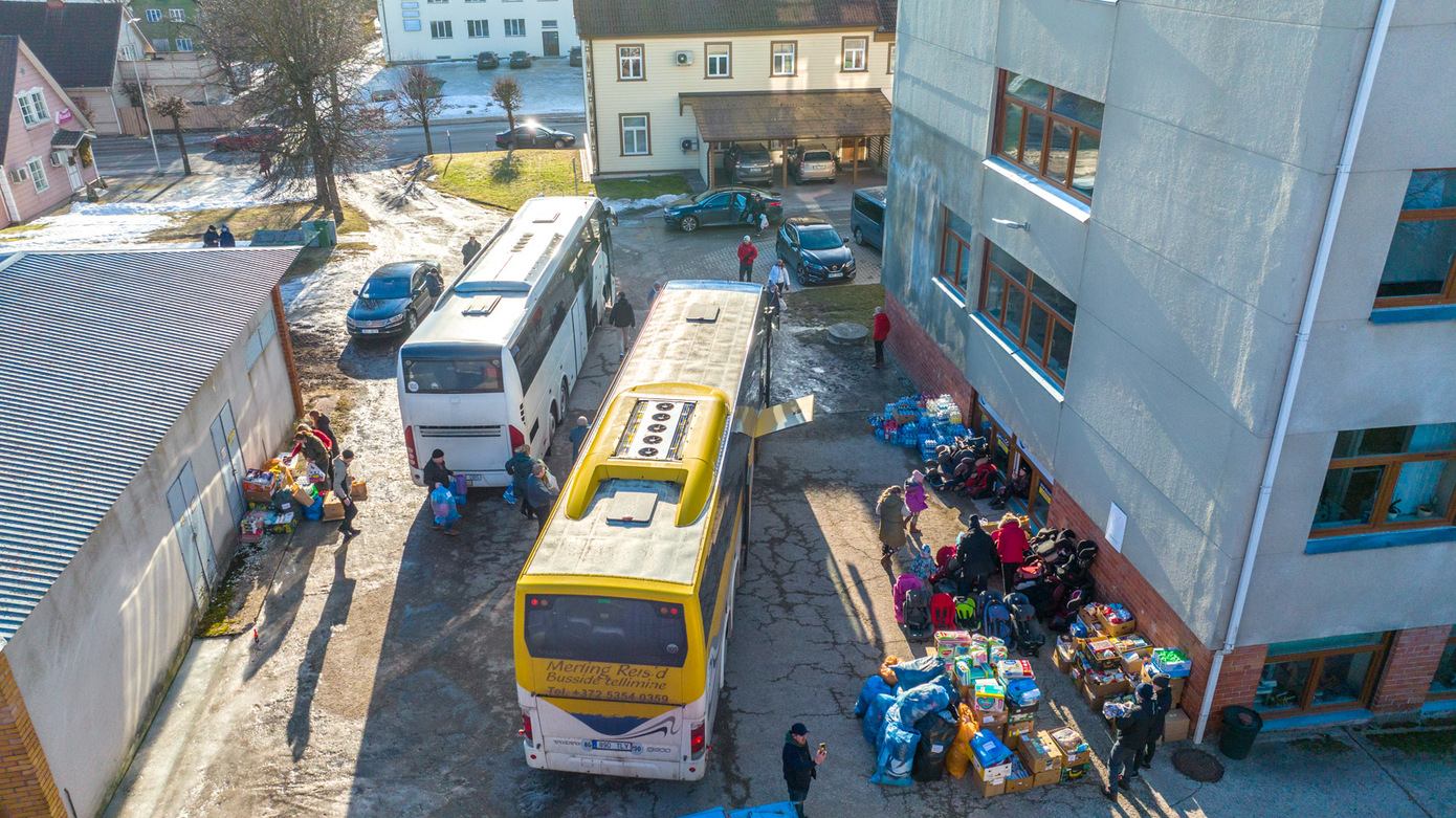 Pühapäeva lõunaajal käis Võru Polikliiniku maja Saagu Parema otsaakna juures vilgas elu. Koguti vajaminevaid esmatarbekaupu kahe bussitäie Ukrainlaste tarvis, kelle evakueerimiseks saadi luba. FOTOD JA VIDEO: AIgar Nagel