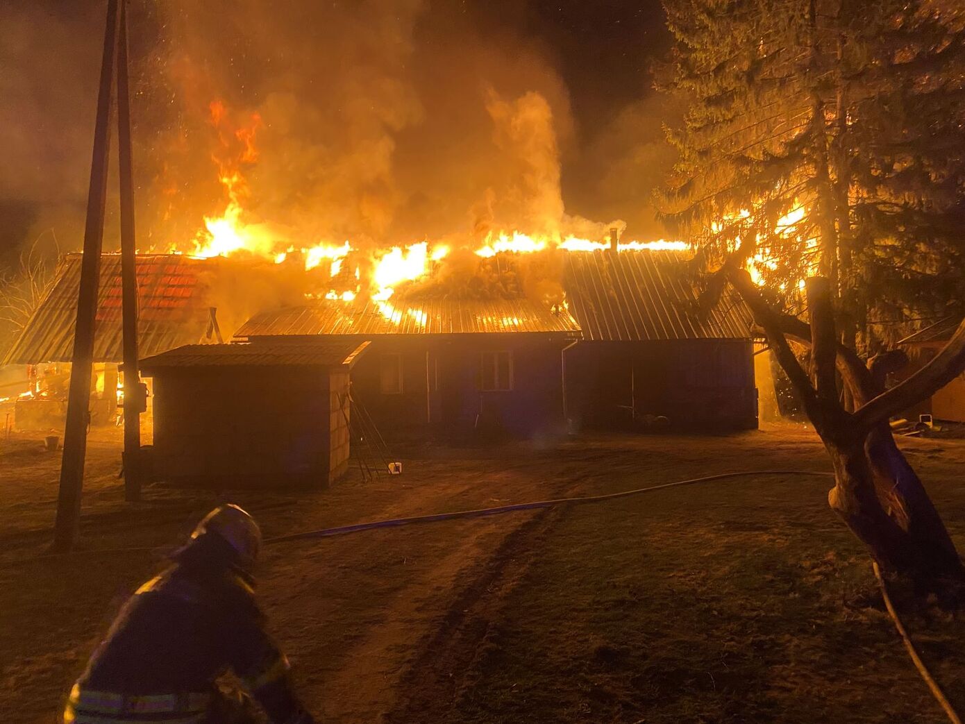 24. aprillil kella 3.57 ajal põles Põltsamaa vallas Pudivere külas kõrvalhoone ja sellega kokku ehitatud elumaja.