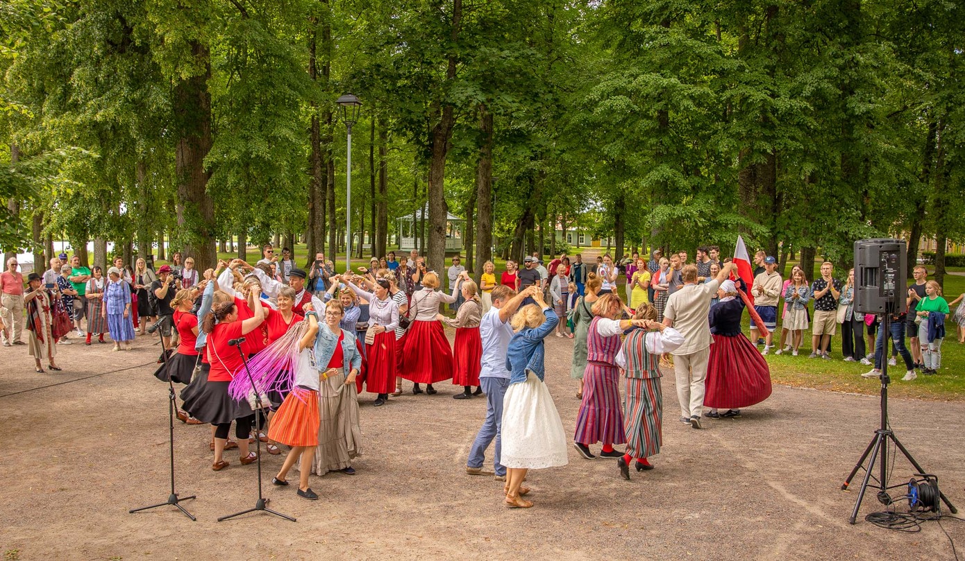 Festivali avaüritusel Kreutzwaldi pargis tantsiti jalg valgeks. Foto: AIGAR NAGEL