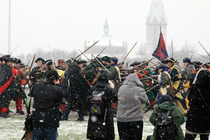 Kroonikute ülestähenduste järgi möllas 1700. aastal Narva lahingu ajal tõeline lumetorm. Ka möödunud aastal sadas sama lahingu meenutuseks korraldatud etenduse ajal lund.              Foto: VIRU PROSPEKTI ARHIIV