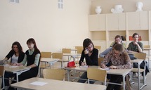 Gümnaasiumiõpilastel on käsil kunstiõpetuse kontrolltöö. Foto: NATALJA KOLOBOVA