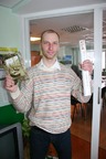 Võistlusel teise koha pälvinud Ilja Ivanov koos auhindadega ajalehe Viru Prospekt toimetuses. Foto: VIRU PROSPEKT