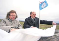 Eilsel tuulisel ennelõunal andsid Meremäe vallavanem Peeter Sibul ja ASi Kurmik juhataja Andri Needo vaatetorni rajamise lepingule allkirjad. FOTO: VT